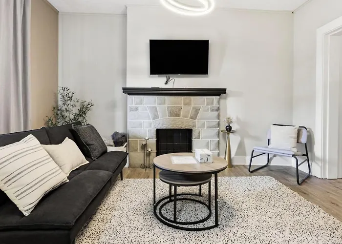 Stylish Mt. Washington With Private Deck And Easy Access To Downtown And Stadiums Holiday home