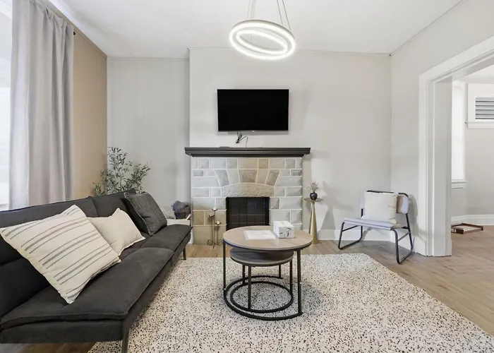 Stylish Mt. Washington With Private Deck And Easy Access To Downtown And Stadiums Holiday home Pittsburgh